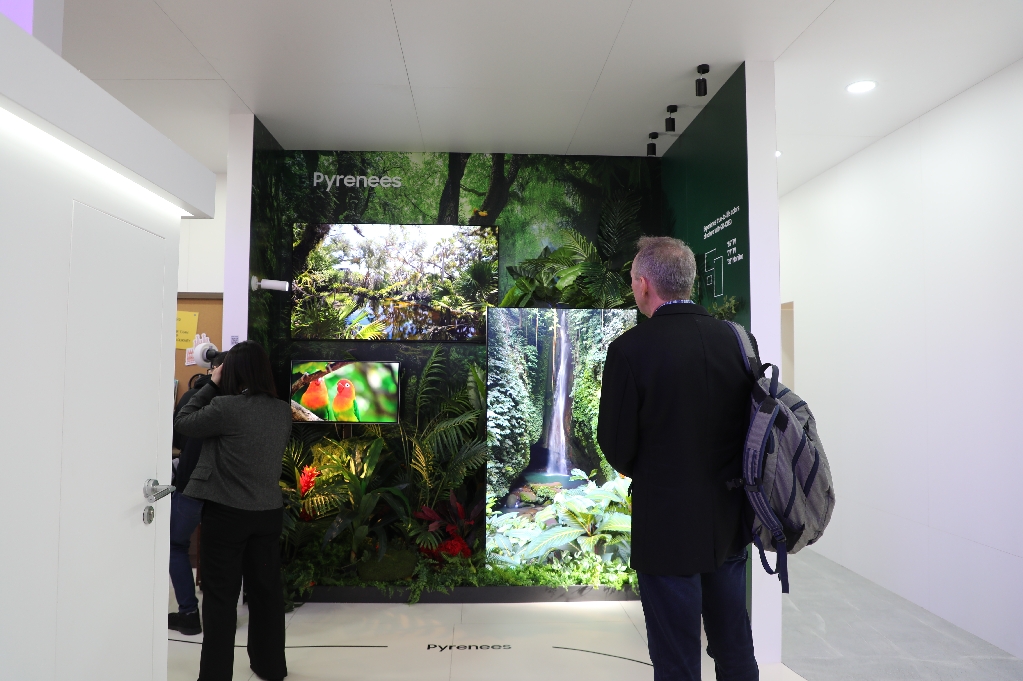 Samsung Display's booth at MWC25