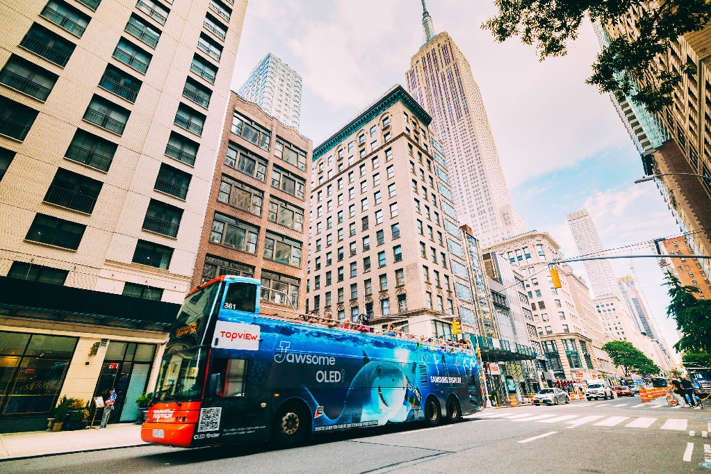 Samsung Display’s ‘Jawsome OLED’ Ad Splashes onto New York City Tour Buses